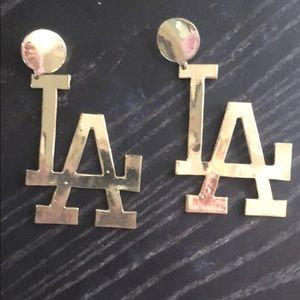 La earrings